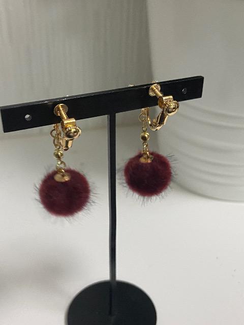 ハンドメイド フェイクファーボールを使用したイヤリング リボン ワイン < 女性ファッション  ハンドメイド フェイクファーボールを使用したイヤリング リボン ワイン < 女性ファッションの