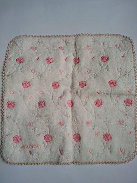新品タグつき renoma 薔薇刺繍タオルハンカチ < 女性ファッション  新品タグつき renoma 薔薇刺繍タオルハンカチ < 女性ファッションの