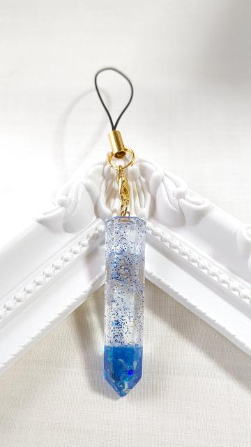 *冬の新作*雪の結晶と青の六角柱のストラップ  レジン < 女性ファッション  *冬の新作*雪の結晶と青の六角柱のストラップ  レジン  < 女性ファッションの