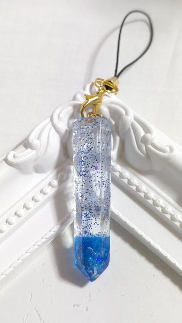 *冬の新作*雪の結晶と青の六角柱のストラップ  レジン < 女性ファッション  *冬の新作*雪の結晶と青の六角柱のストラップ  レジン < 女性ファッションの