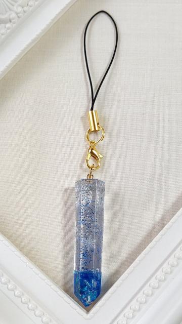 *冬の新作*雪の結晶と青の六角柱のストラップ  レジン < 女性ファッション  *冬の新作*雪の結晶と青の六角柱のストラップ  レジン < 女性ファッションの