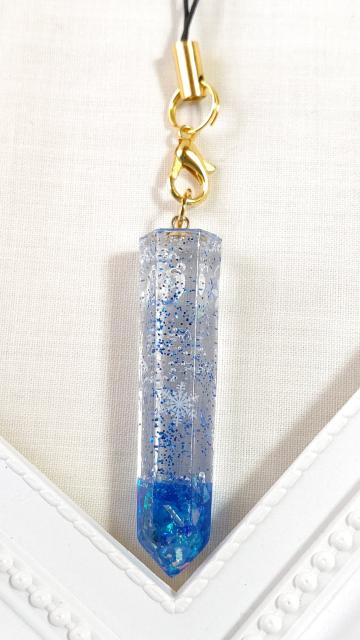 *冬の新作*雪の結晶と青の六角柱のストラップ  レジン < 女性ファッション  *冬の新作*雪の結晶と青の六角柱のストラップ  レジン < 女性ファッションの