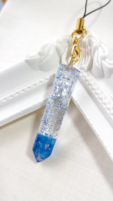 *冬の新作*雪の結晶と青の六角柱のストラップ  レジン < 女性ファッション  *冬の新作*雪の結晶と青の六角柱のストラップ  レジン < 女性ファッションの
