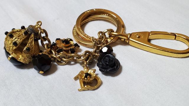正規未 ドルチェ&ガッバーナ D&G バロック 王冠 フラワーローズ No13 マルチチャームキーリング キーホルダー 黒 付属有 < ブランド  正規未 ドルチェ&ガッバーナ D&G バロック 王冠 フラワーローズ No13 マルチチャームキーリング キーホルダー 黒 付属有 < ブランドの