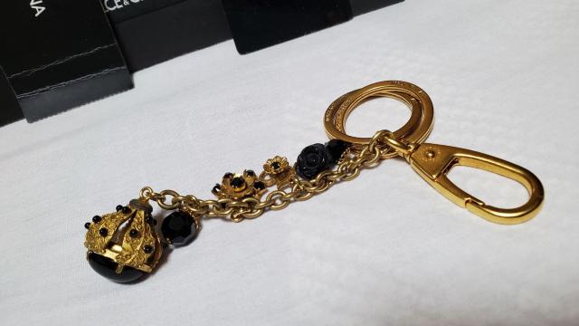 正規未 ドルチェ&ガッバーナ D&G バロック 王冠 フラワーローズ No13 マルチチャームキーリング キーホルダー 黒 付属有 < ブランド  正規未 ドルチェ&ガッバーナ D&G バロック 王冠 フラワーローズ No13 マルチチャームキーリング キーホルダー 黒 付属有 < ブランドの