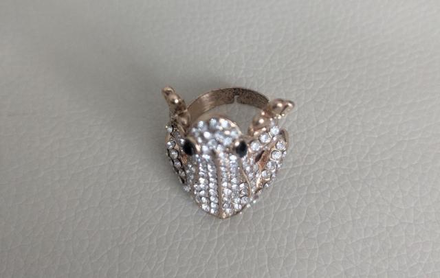 きらきらラインストーン カエルモチーフリング ゴールドカラー フリーサイズ < 女性アクセサリー/時計 きらきらラインストーン カエルモチーフリング ゴールドカラー フリーサイズ < 女性アクセサリー/時計の