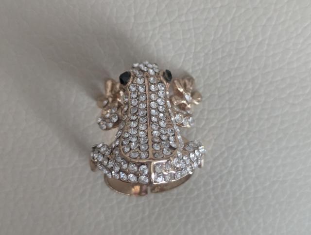 きらきらラインストーン カエルモチーフリング ゴールドカラー フリーサイズ < 女性アクセサリー/時計 きらきらラインストーン カエルモチーフリング ゴールドカラー フリーサイズ < 女性アクセサリー/時計の