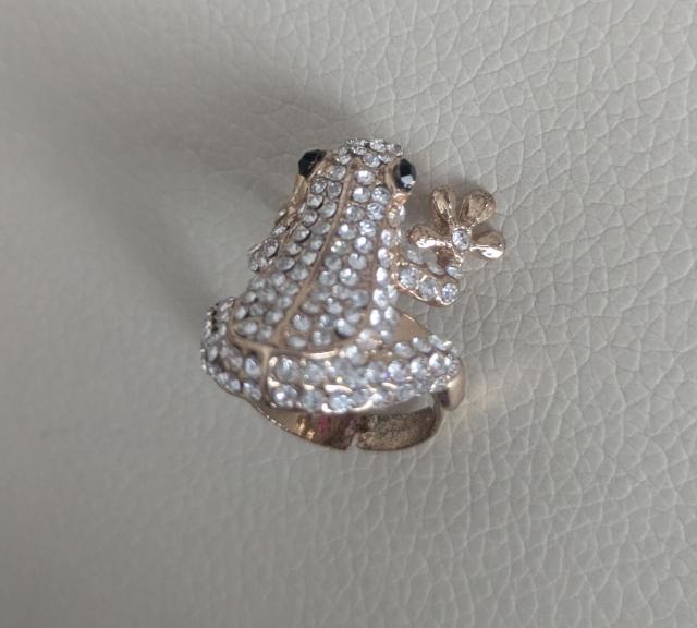 きらきらラインストーン カエルモチーフリング ゴールドカラー フリーサイズ < 女性アクセサリー/時計 きらきらラインストーン カエルモチーフリング ゴールドカラー フリーサイズ < 女性アクセサリー/時計の