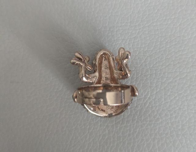 きらきらラインストーン カエルモチーフリング ゴールドカラー フリーサイズ < 女性アクセサリー/時計 きらきらラインストーン カエルモチーフリング ゴールドカラー フリーサイズ < 女性アクセサリー/時計の