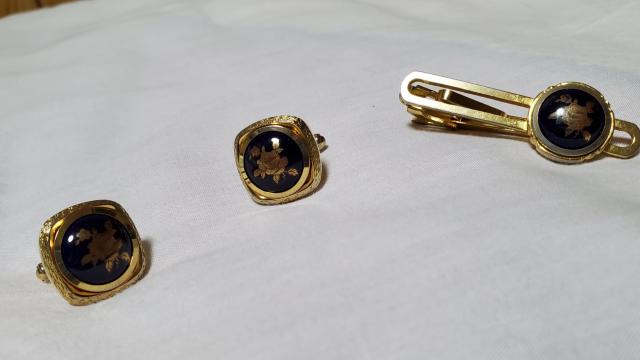 リモージュ クラシック フラワーゴシックエンブレム カフスボタン ドーム型ネクタイピン SET < 男性ファッション  リモージュ クラシック フラワーゴシックエンブレム カフスボタン ドーム型ネクタイピン SET  < 男性ファッションの