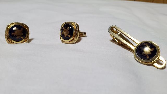 リモージュ クラシック フラワーゴシックエンブレム カフスボタン ドーム型ネクタイピン SET < 男性ファッション  リモージュ クラシック フラワーゴシックエンブレム カフスボタン ドーム型ネクタイピン SET < 男性ファッションの