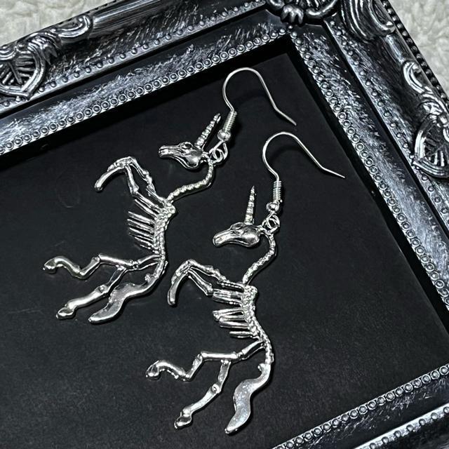 【新品】スケルトンユニコーンフックピアス < 女性アクセサリー/時計  【新品】スケルトンユニコーンフックピアス < 女性アクセサリー/時計の