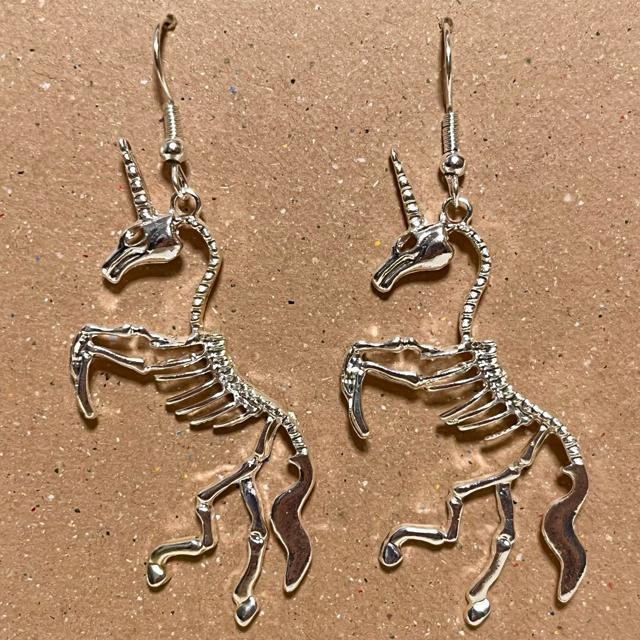 【新品】スケルトンユニコーンフックピアス < 女性アクセサリー/時計  【新品】スケルトンユニコーンフックピアス < 女性アクセサリー/時計の