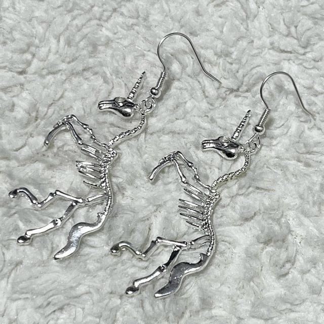【新品】スケルトンユニコーンフックピアス < 女性アクセサリー/時計  【新品】スケルトンユニコーンフックピアス < 女性アクセサリー/時計の