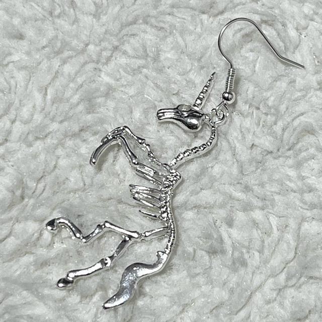 【新品】スケルトンユニコーンフックピアス < 女性アクセサリー/時計  【新品】スケルトンユニコーンフックピアス < 女性アクセサリー/時計の