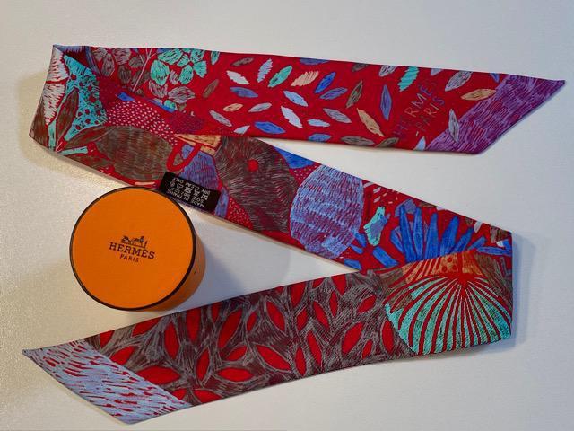 美品 正規品 HERMES エルメス トゥイリー スカーフ < ブランド  美品 正規品 HERMES エルメス トゥイリー スカーフ  < ブランドの
