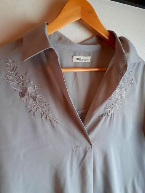 earth music&ecology◆ シフォン 胸元花柄刺繍 ブラウス シャツ F < ブランド  earth music&ecology◆ シフォン 胸元花柄刺繍 ブラウス シャツ F < ブランドの