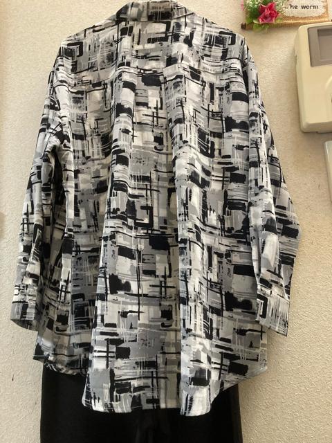 フリー新品モノトーン柄シャツ < 女性ファッション フリー新品モノトーン柄シャツ < 女性ファッションの