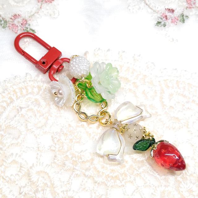 ハンドメイド☆キーホルダー☆クリア苺☆赤 < 女性ファッション ハンドメイド☆キーホルダー☆クリア苺☆赤 < 女性ファッションの