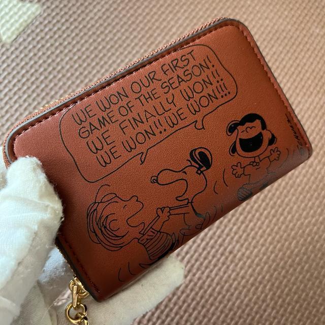 �yCOACH X PEANUTS�z�X���[�� �W�b�v �J�[�h �P�[�X �u���E�� �A�E�g���b�g �� �u�����h�� 