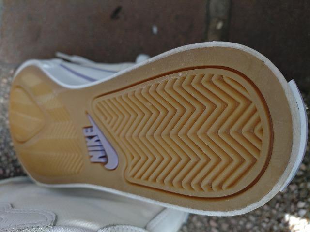 NIKE  �~�h���J�b�g�X�j�[�J�[  �i�C�L  �T�C�Y�Q�Rcm  �C��̌���Ȃ� �� �����t�@�b�V������ 