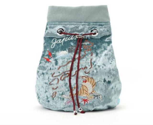 キャセリーニ・ベルベット素材スカジャン刺繍リュック。ブルー < ブランド キャセリーニ・ベルベット素材スカジャン刺繍リュック。ブルー < ブランドの