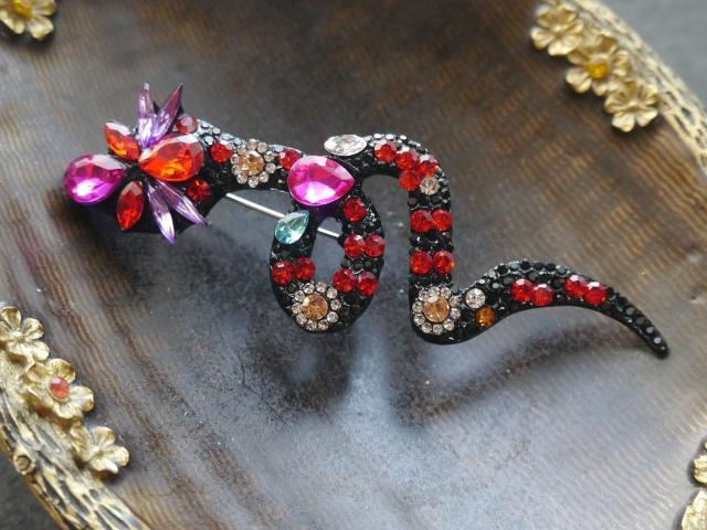 新品アンティーク調きらきらストーン蛇ヘビさんブローチ < 女性アクセサリー/時計  新品アンティーク調きらきらストーン蛇ヘビさんブローチ < 女性アクセサリー/時計の