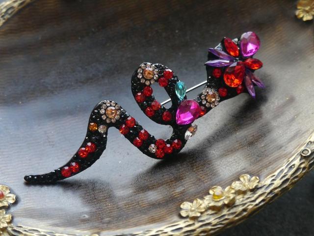 新品アンティーク調きらきらストーン蛇ヘビさんブローチ < 女性アクセサリー/時計  新品アンティーク調きらきらストーン蛇ヘビさんブローチ < 女性アクセサリー/時計の