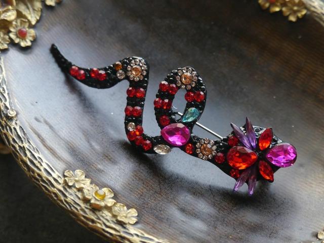 新品アンティーク調きらきらストーン蛇ヘビさんブローチ < 女性アクセサリー/時計  新品アンティーク調きらきらストーン蛇ヘビさんブローチ < 女性アクセサリー/時計の