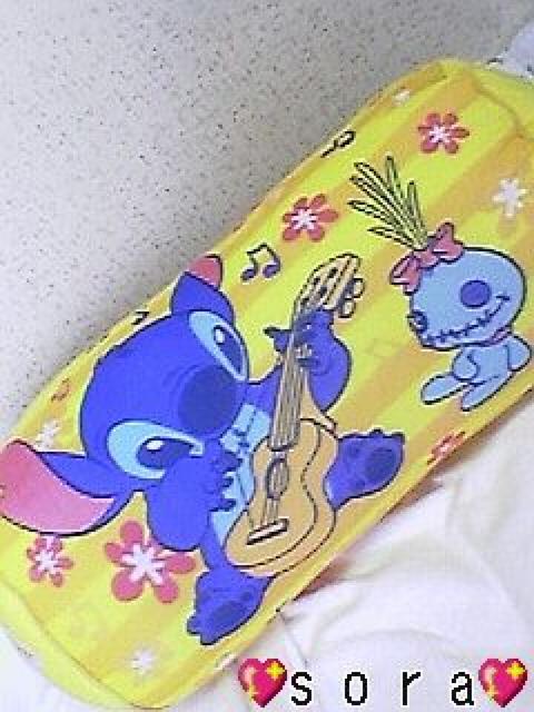 ディズニー【スティッチ&リロ】可愛い♪仲良しギター弾き語り 筒型クッション イエロー < アニメ/コミック/キャラクター ディズニー【スティッチ&リロ】可愛い♪仲良しギター弾き語り 筒型クッション イエロー < アニメ/コミック/キャラクターの