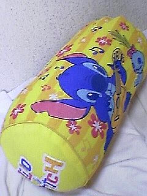 ディズニー【スティッチ&リロ】可愛い♪仲良しギター弾き語り 筒型クッション イエロー < アニメ/コミック/キャラクター ディズニー【スティッチ&リロ】可愛い♪仲良しギター弾き語り 筒型クッション イエロー < アニメ/コミック/キャラクターの