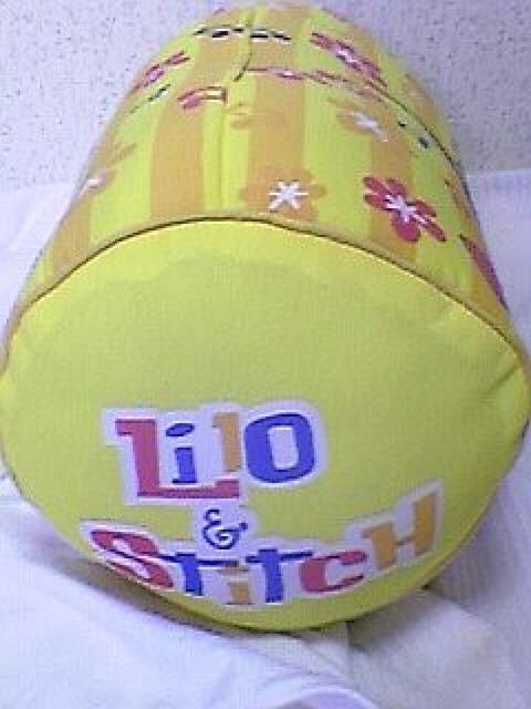 ディズニー【スティッチ&リロ】可愛い♪仲良しギター弾き語り 筒型クッション イエロー < アニメ/コミック/キャラクター ディズニー【スティッチ&リロ】可愛い♪仲良しギター弾き語り 筒型クッション イエロー < アニメ/コミック/キャラクターの