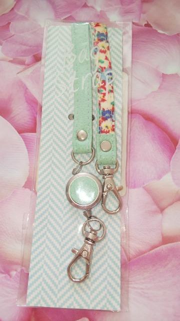 nofesノフェスリール付きバッグストラップ花柄リール長さ約30cm、ストラップ長さ約18cm < 女性ファッション  nofesノフェスリール付きバッグストラップ花柄リール長さ約30cm、ストラップ長さ約18cm  < 女性ファッションの