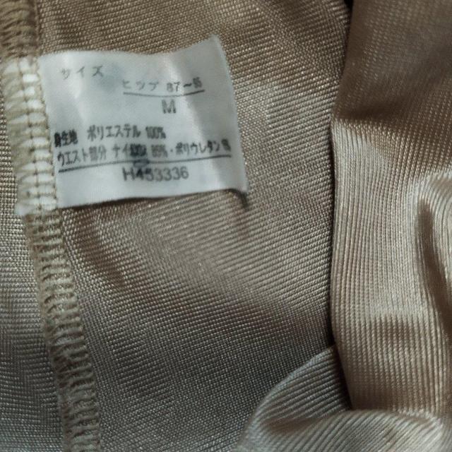 シャイニーベージュ ウエストニッパーゴム ひざ上丈ペチコート ウエスト細見え効果 < 女性ファッション  シャイニーベージュ ウエストニッパーゴム ひざ上丈ペチコート ウエスト細見え効果 < 女性ファッションの
