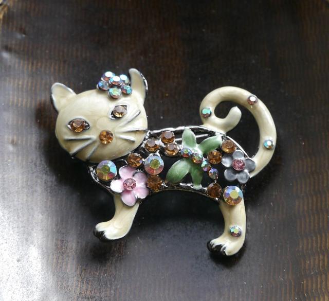 新品アンティーク調きらきらストーン猫ちゃんブローチ ペンダントトップにも < 女性アクセサリー/時計 新品アンティーク調きらきらストーン猫ちゃんブローチ ペンダントトップにも < 女性アクセサリー/時計の