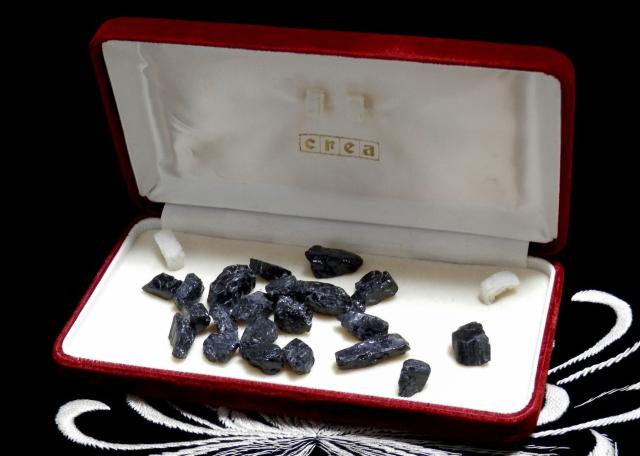 j΂̂΁Aʐ^boxɂꂵ܂   t@bV 