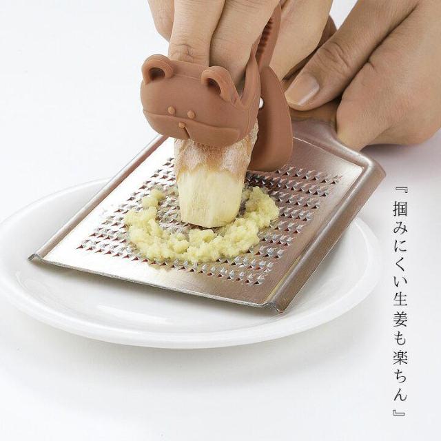 手を汚さず安全スピーディー・食材しっかり掴める♪スライサーやおろし器の調理 指楽クマとんぐ クマブラウン < インテリア/ライフ  手を汚さず安全スピーディー・食材しっかり掴める♪スライサーやおろし器の調理 指楽クマとんぐ クマブラウン < インテリア/ライフの