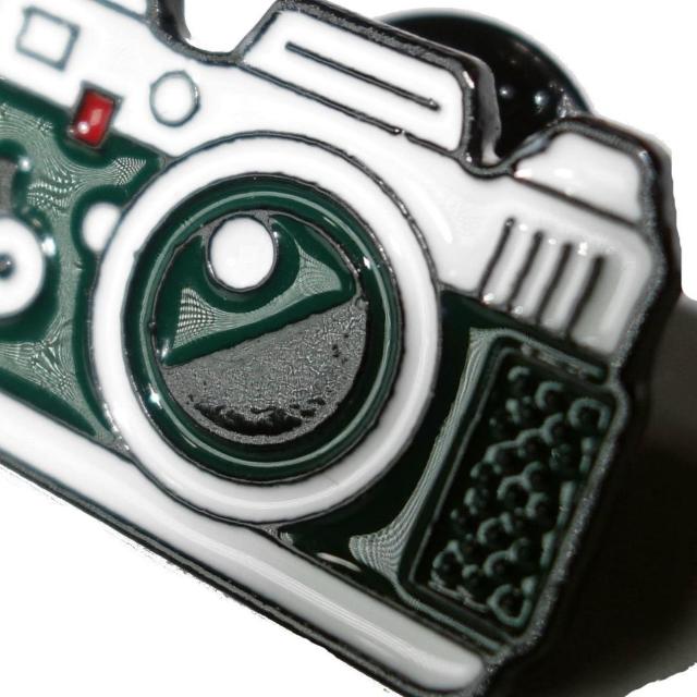 カメラ デジタルカメラ デジカメ コンデジ グリーン色 緑色 ピンバッジ バッジ ピンズ ピンブローチ ブローチ < 男性アクセサリー/時計  カメラ デジタルカメラ デジカメ コンデジ グリーン色 緑色 ピンバッジ バッジ ピンズ ピンブローチ ブローチ < 男性アクセサリー/時計の