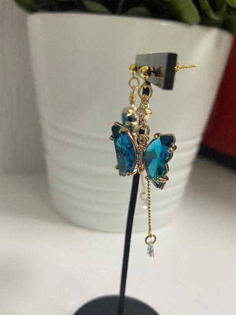 ハンドメイド バタフライのチャームとキュービックジルコニア ドロップのデザインチャームを使用したピアス  < 女性ファッション  ハンドメイド バタフライのチャームとキュービックジルコニア ドロップのデザインチャームを使用したピアス  < 女性ファッションの