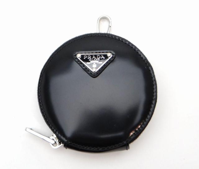 PRADA プラダ レザー ラウンドコインケース ブラック 三角プレート<USED>【送料無料】 < ブランド  PRADA プラダ レザー ラウンドコインケース ブラック 三角プレート<USED>【送料無料】  < ブランドの