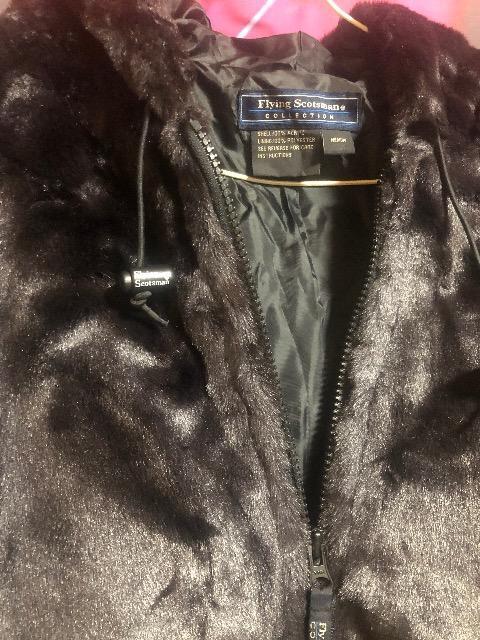 フード付きブラックファージャケット。新品未使用品。 < 男性ファッション フード付きブラックファージャケット。新品未使用品。 < 男性ファッションの