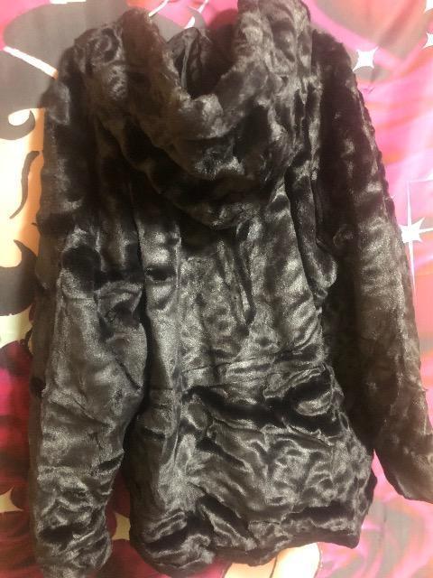 フード付きブラックファージャケット。新品未使用品。 < 男性ファッション フード付きブラックファージャケット。新品未使用品。 < 男性ファッションの