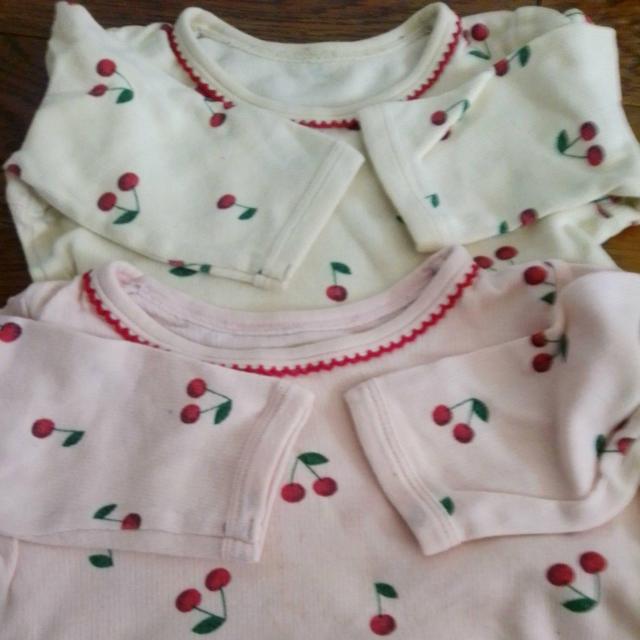 70サイズ 西松屋 2枚セット さくらんぼ 白 ピンク < キッズ/ベビー 70サイズ 西松屋 2枚セット さくらんぼ 白 ピンク < キッズ/ベビーの