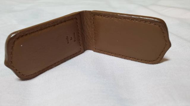 正規良品 レア カルティエ アルディロン 2Cロゴ フルレザーマネークリップ 茶 ウォレット 付属有 男女兼用 < ブランド  正規良品 レア カルティエ アルディロン 2Cロゴ フルレザーマネークリップ 茶 ウォレット 付属有 男女兼用 < ブランドの