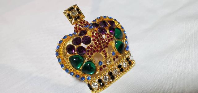 正規未 限定 ヴェルサーチ 王冠ブローチ ラグジュアリー ゴシッククラウン mixビジューマルチカラー ラージL キングピンバッジ < ブランド  正規未 限定 ヴェルサーチ 王冠ブローチ ラグジュアリー ゴシッククラウン mixビジューマルチカラー ラージL キングピンバッジ < ブランドの