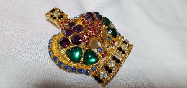 正規未 限定 ヴェルサーチ 王冠ブローチ ラグジュアリー ゴシッククラウン mixビジューマルチカラー ラージL キングピンバッジ < ブランド  正規未 限定 ヴェルサーチ 王冠ブローチ ラグジュアリー ゴシッククラウン mixビジューマルチカラー ラージL キングピンバッジ < ブランドの