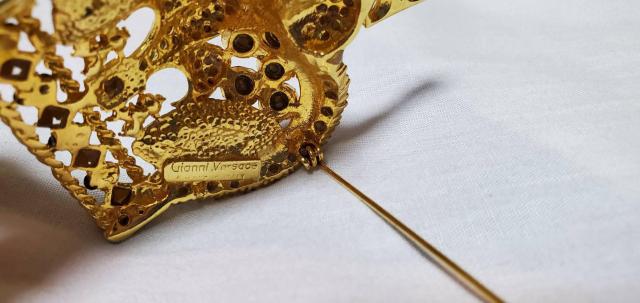 正規未 限定 ヴェルサーチ 王冠ブローチ ラグジュアリー ゴシッククラウン mixビジューマルチカラー ラージL キングピンバッジ < ブランド  正規未 限定 ヴェルサーチ 王冠ブローチ ラグジュアリー ゴシッククラウン mixビジューマルチカラー ラージL キングピンバッジ < ブランドの