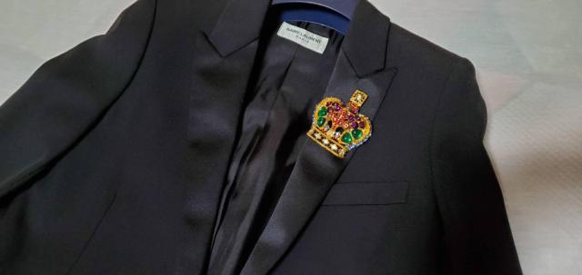 正規未 限定 ヴェルサーチ 王冠ブローチ ラグジュアリー ゴシッククラウン mixビジューマルチカラー ラージL キングピンバッジ < ブランド  正規未 限定 ヴェルサーチ 王冠ブローチ ラグジュアリー ゴシッククラウン mixビジューマルチカラー ラージL キングピンバッジ < ブランドの