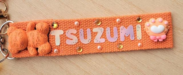 ME:I TSUZUMI �C�V���ہ@�L�[�z���_�[�@�I�����W �� �^�����g�O�b�Y�� 