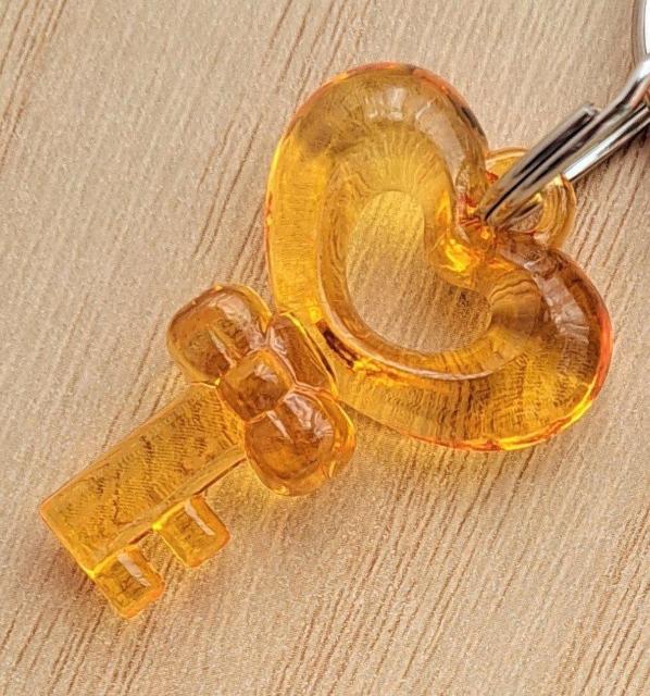 ME:I TSUZUMI �C�V���ہ@�L�[�z���_�[�@�I�����W �� �^�����g�O�b�Y�� 